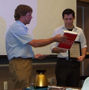 Bentsen receives his award from Prof. Wolfs