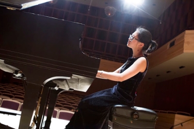 Ania Vu playing the piano.